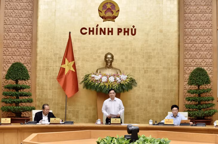 From left to right: Deputy Prime Minister Truong Hoa Binh, Prime Minister Pham Minh Chinh, and Deputy Prime Minister Pham Binh Minh at the Cabinet meeting, Ha Noi, April 15, 2021. Photo: VGP