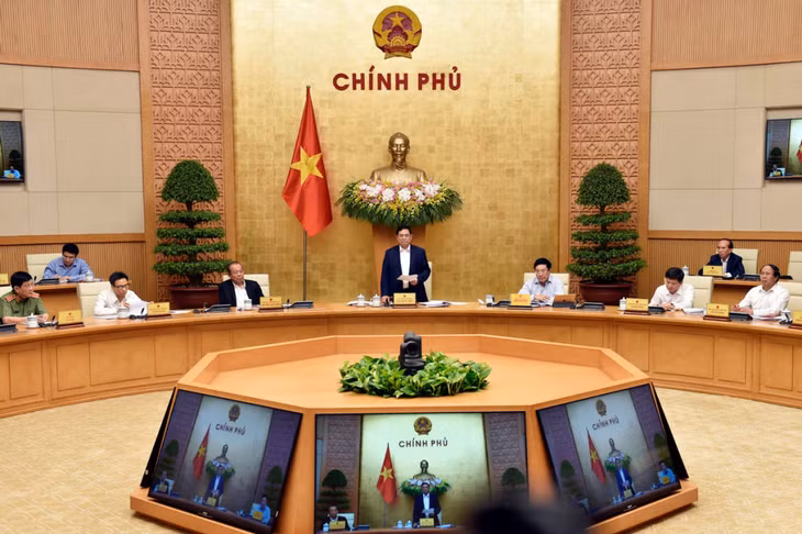 Prime Minister Pham Minh Chinh (standing) presides over Cabinet meeting on April 15, 2021. Photo: VGP
