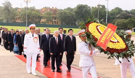  The Party, Government and Viet Nam Fatherland Front leaders pay a floral tribute to President Ho Chi Minh at his mausoleum to mark the 124th anniversary of his birthday on May 19. — VNA/VNS Photo Thong Nhat