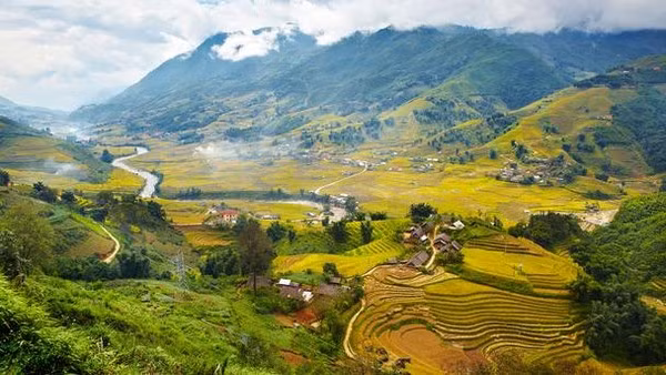 The terraced fields and mountains covered with fog in Sapa, northwest Vietnam always make viewers be overwhelmed by the sheer beauty. Those who go to Sapa can walk on trails to explore everyday life and experience the unpredictable weather changes here.