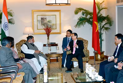 PM Nguyen Tan Dung (R) and Mr. Vishvjit Singh, representative of the Indian National Congress, New Delhi, December 20, 2012 - Photo: VGP/Nhat Bac