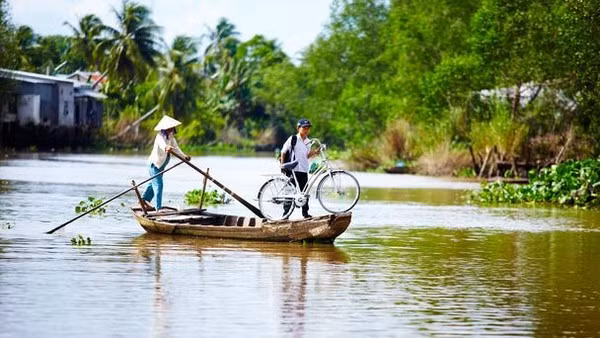 The interlaced system of canals and rivers in the Mekong Delta shows the waterway culture in South Vietnam. For centuries, people here have lived mainly on the rivers. They wash, bathe, travel by water, washing dishes, exchanging and earning their living in the river.