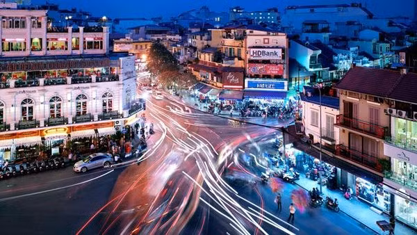 Hanoi is very beautiful when you sit behind a motorcycle, the major means of transportation of people here, to travel small streets here. Looking from above, motorcycles, cars, and cyclos on the intersection of Dinh Tien Hoang and Hang Dao create beautiful light rivers.