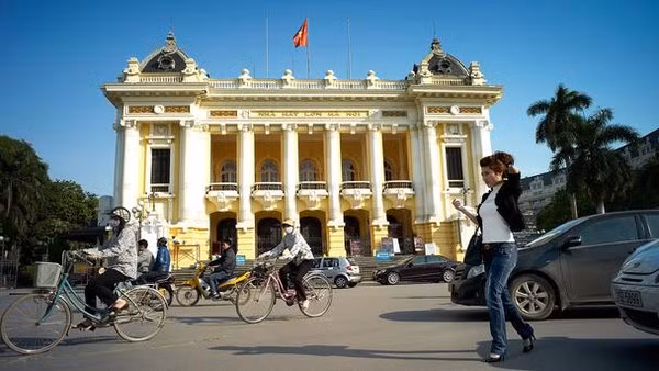 Hanoi is very beautiful when you sit behind a motorcycle, the major means of transportation of people here, to travel small streets here. Looking from above, motorcycles, cars, and cyclos on the intersection of Dinh Tien Hoang and Hang Dao create beautiful light rivers.