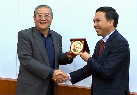 Vice-Chairman of QNPPC Dang Huy Hau presented a gift to the Head of the delegation 