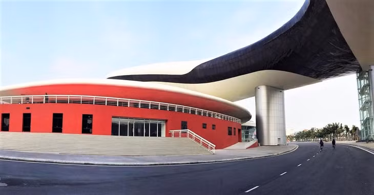 The complex of Quang Ninh Exhibition of Planning and Expo Center, or locally called the Dolphin Palace, can be seen among youngsters’ top favorite places to take photos.