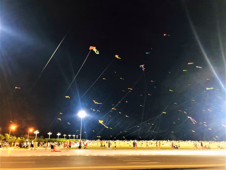 The October 30 Square nearby is regarded as an ideal place for enjoying the beauty of sunset on Halong Bay and flying kites.
