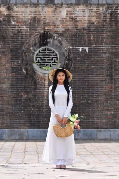 Miss Ngoc Han as charming with lotus and traditional dress- Ao dai ảnh 3
