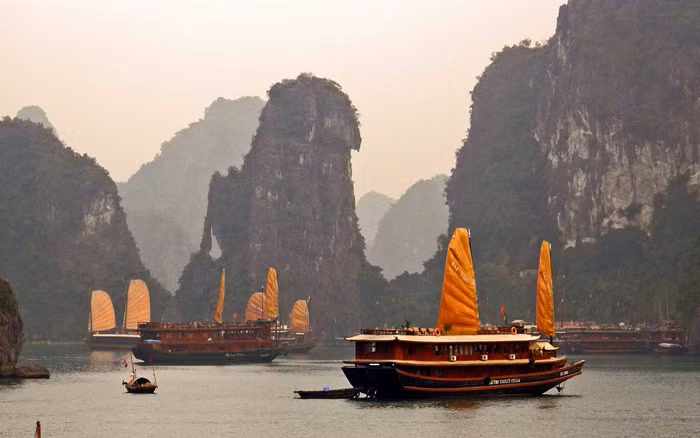 Ha Long through the foreigners’ camera ảnh 7