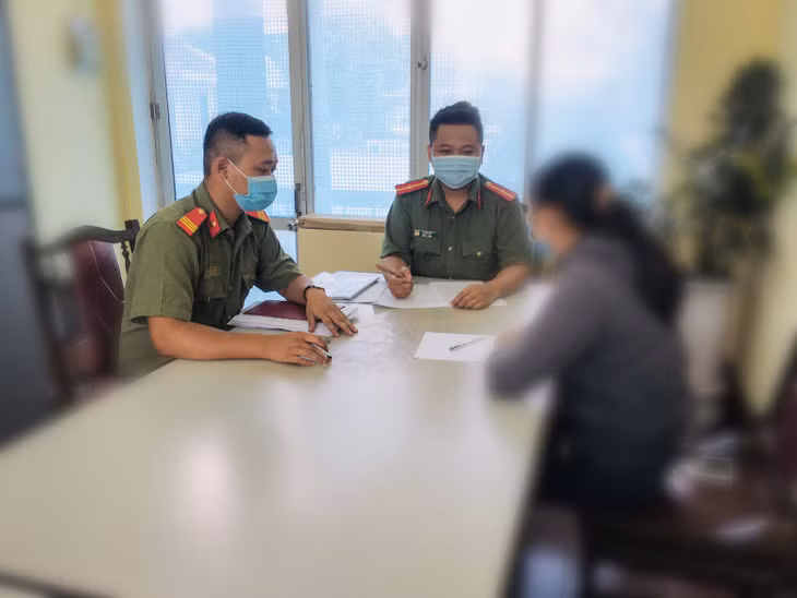 Ba Che District Police gave Ban Thi H (born in 2004) living in Don Dac Commune an administrative fine for not conducting entry and exit procedures as regulated