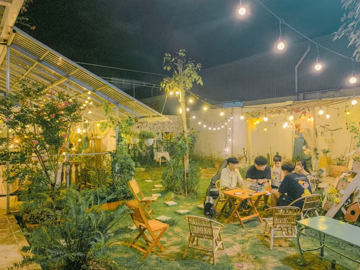 Nashi café & homestay is decorated with handmade things