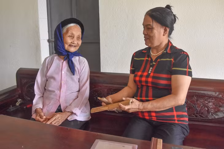 Mrs. Dinh Thi Xuan - one of Mrs. Dang Thi Tu's first learners