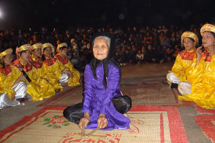 Mrs. Dang Thi Tu performed at Dam Ha Communal House Festival