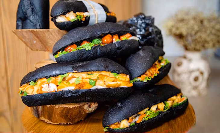 Apart from its rare color, new miners' banh mi has delicous dumpling made from seafood availabe in Quang Ninh