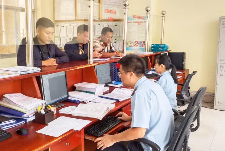 Staff at Hoanh Mo Border Gate Customs instructs people and enterprises on customs clearance
