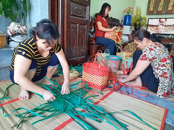 Women in Ha Trung Ward produce baskets from string fasteners used at construction sites