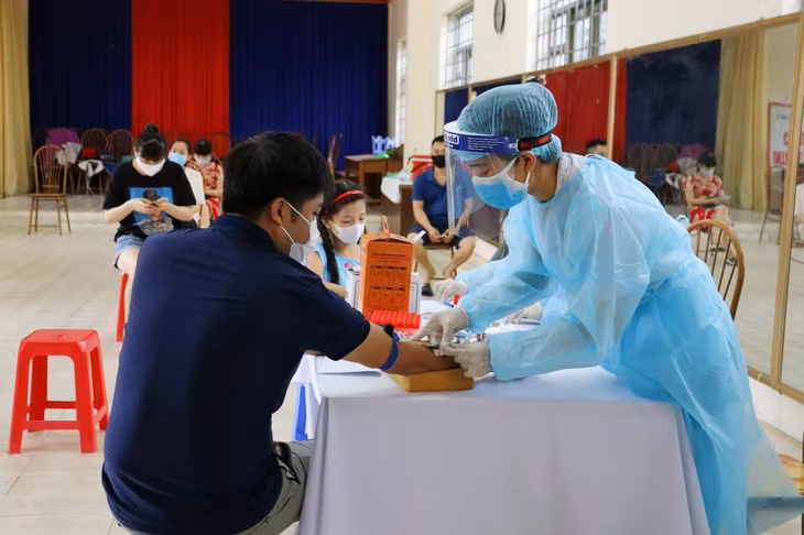 Ha Long City's health worker conducts rapid tests for cases back from Da Nang city