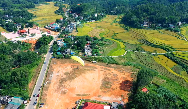 On the left of the parachute lies the temple of Luc Na and on the right stretch a large area of terraced rice fields 