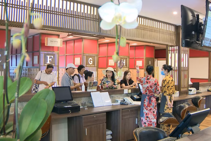 In order to ensure the high quality of its services, Yoko Onsen Quang Hanh only serves from 200 to 300 customers per day despite the increasing number of travellers.