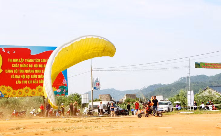 Locals at Luc Hon commune gathered at the communal stadium to see a variety of parachutes with diverse colours.