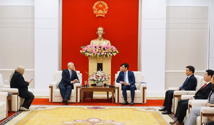 Chairman Nguyen Tuong Van warmly welcomed Mr. Ibnu Had and his entourage to Quang Ninh.