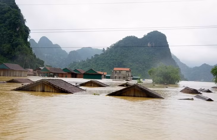 Heavy rains and floods lead to widespread flooding in central Viet Nam