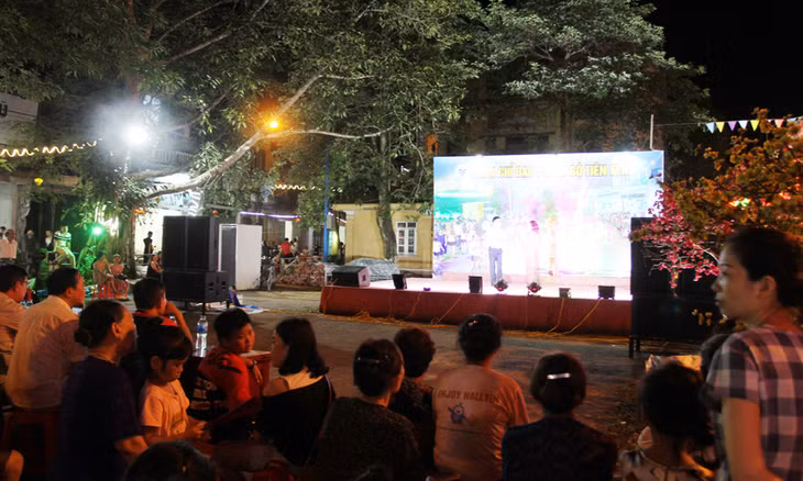Arts performance at the street.