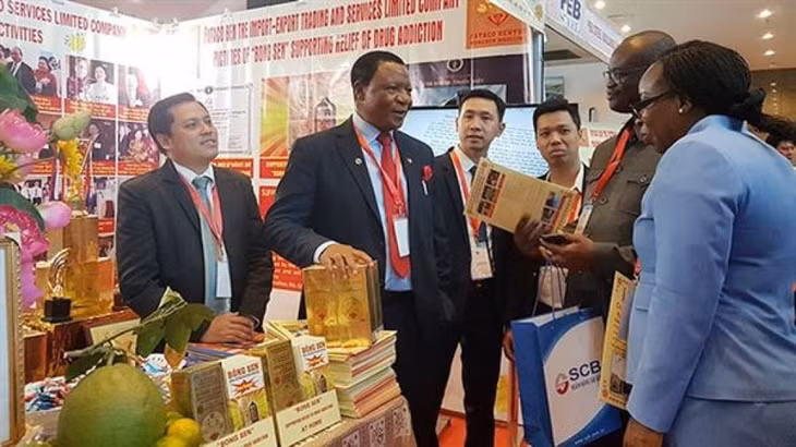 Vietnamese products are introduced to African businesses at an exhibition.