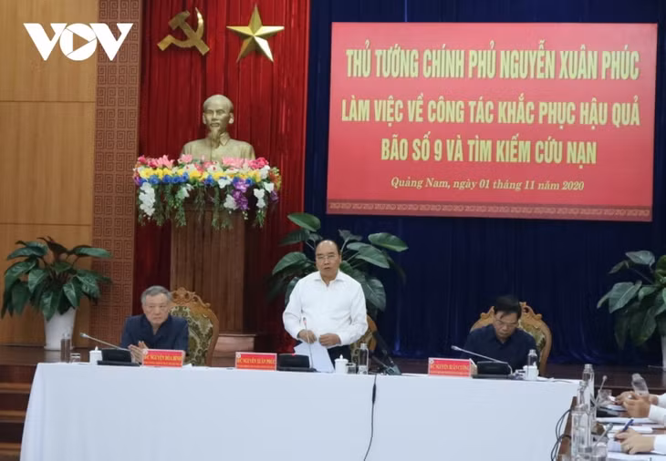 Minister Nguyen Xuan Phuc has a meeting with local authorities in the central region to discuss measures for post-storm recovery efforts.