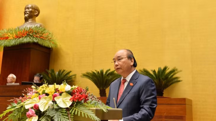 Prime Minister Nguyen Xuan Phuc stresses the need to redouble efforts as a means of avoid economic lag while addressing the plenary session of the 10th National Assembly (NA) sitting on November 10.