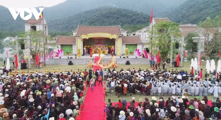 Currently underway, the annual Yen Tu festival attracts thousands of pilgrims and is set to last through to December 16.