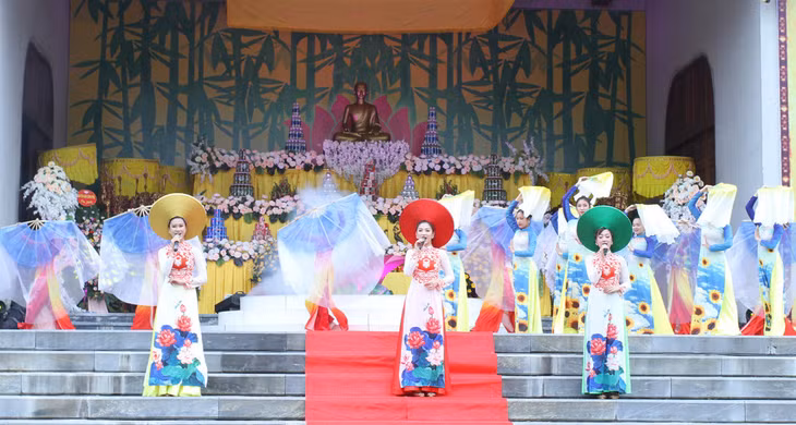 The song “Coming back to Yen Tu” composed by Xuan Quang