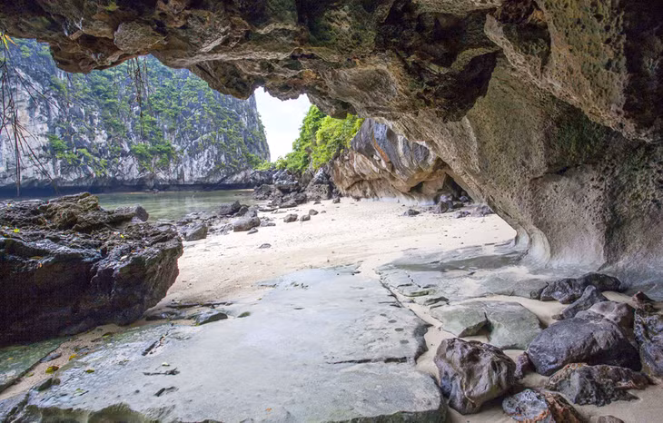 In addition to the white sand, the destination is home to majestic frog-jaw cliffs.