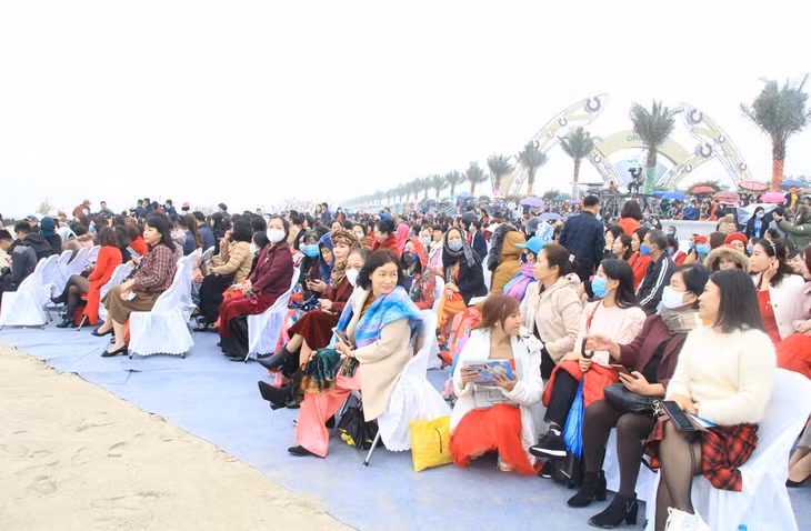 The festival attracted many locals and tourists.