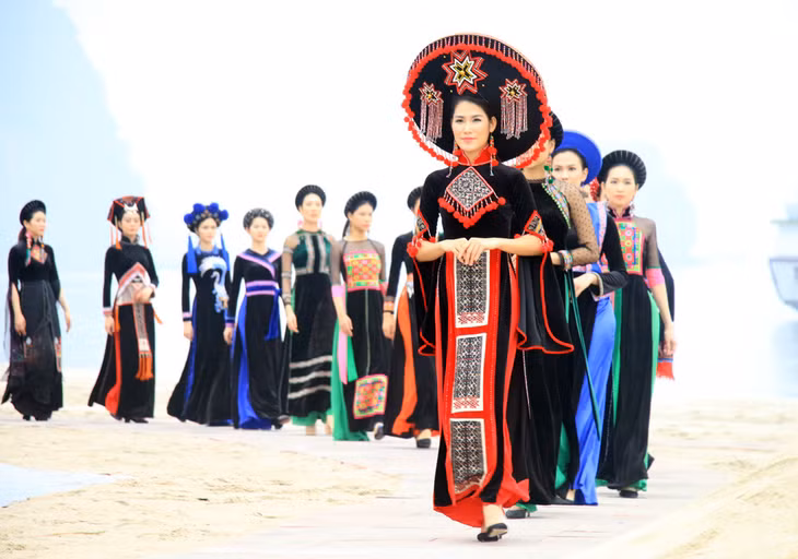 Impressive traditional customes feature the beauty of the Tay etnic minority women.