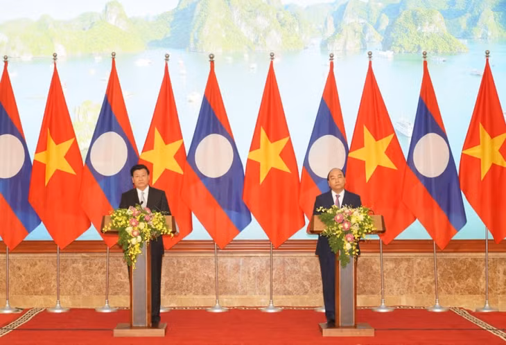 Prime Minister Nguyen Xuan Phuc and his Lao counterpart Thongloun Sisoulith (L) 