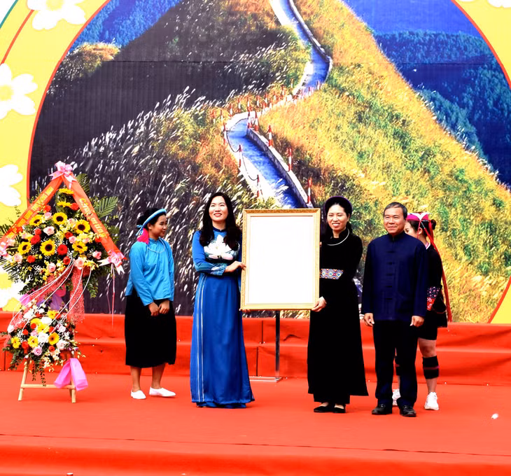 Vice Chairwoman Nguyen Thị Hanh announced the decision on recognizing a provincial tourist area.