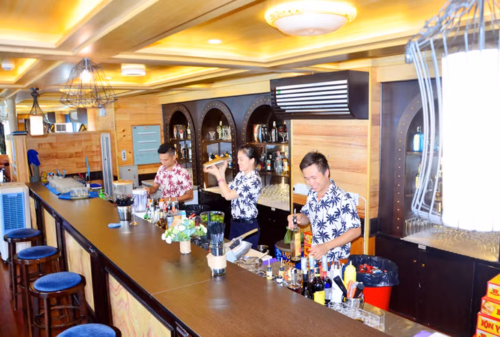 A luxurious bar on Tropical Sails
