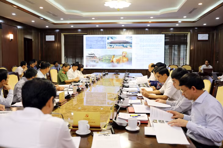 Quang Ninh Provincial Party Standing Committee hears investor's report.