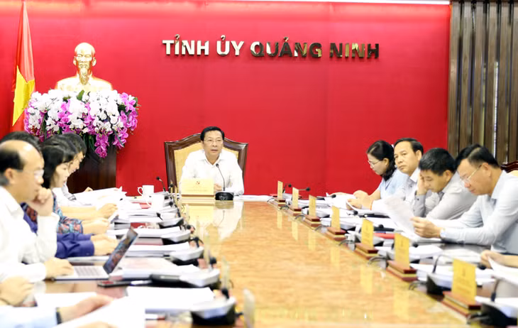 Secretary of Quang Ninh Provincial People's Committee, Nguyen Van Doc chairs the meeting.