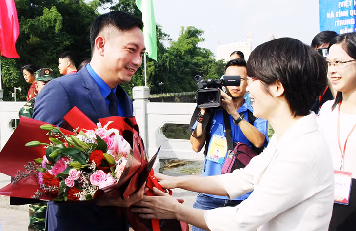 The leader of Guangxi province welcomes Quang Ninh's delegation.