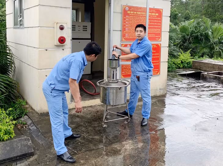 the Provincial Quality Assurance and Testing Center of Quang Ninh gets the National Quality Award.