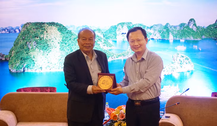 Quang Ninh’s Vice Chairman Cao Tuong Huy presented a souvenir gift to the Combodian Minister of Cults and Religion.