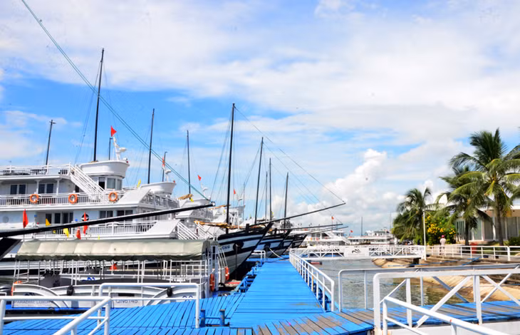 Tourist cruise ships on Ha Long Bay are modern, well-equipped, and safe for visitors. 
