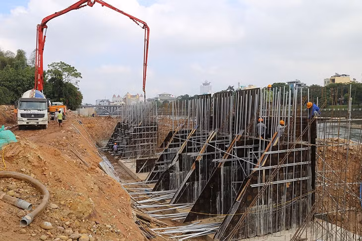 Ka Long River Embankment under Quang Ninh’s 2nd project of developing urban areas along the corridor of Greater Mekong Sub-region is also under urgent construction