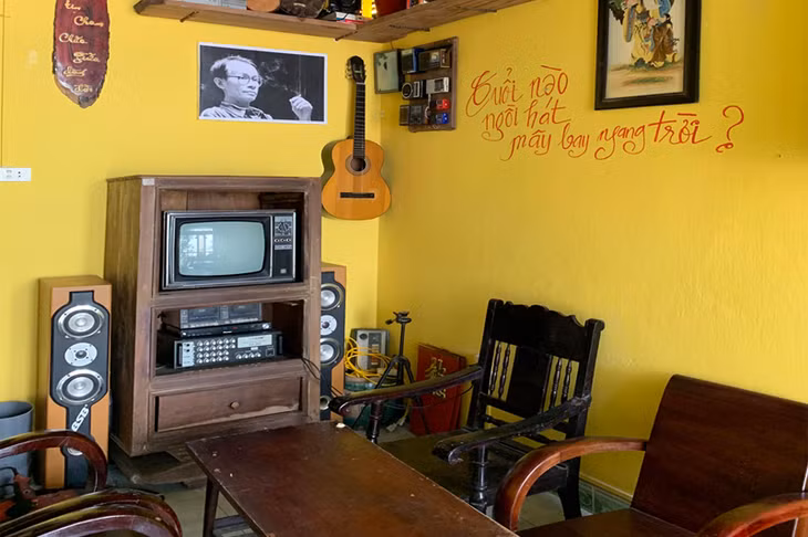 A corner of the cafe reminds us of Composer Trinh Cong Son 