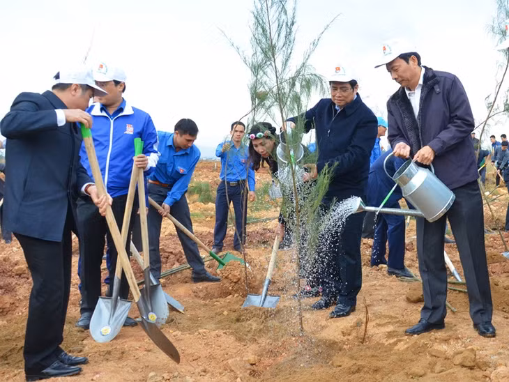 Quang Ninh's leaders planted trees right after the ceremony.