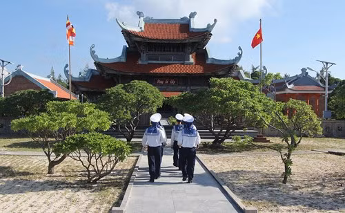Soldiers go to pagoda for New Year wishes.