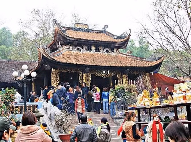  Ba Chua Kho Temple in northern Bac Ninh province attracts thousands of pilgrims who pray for good fortune in their business activities.