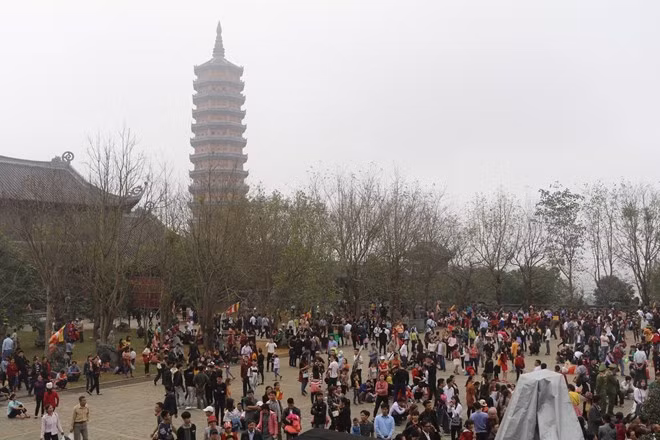 ​ Thousands of visitors flock to the pagoda (Source: VNA)